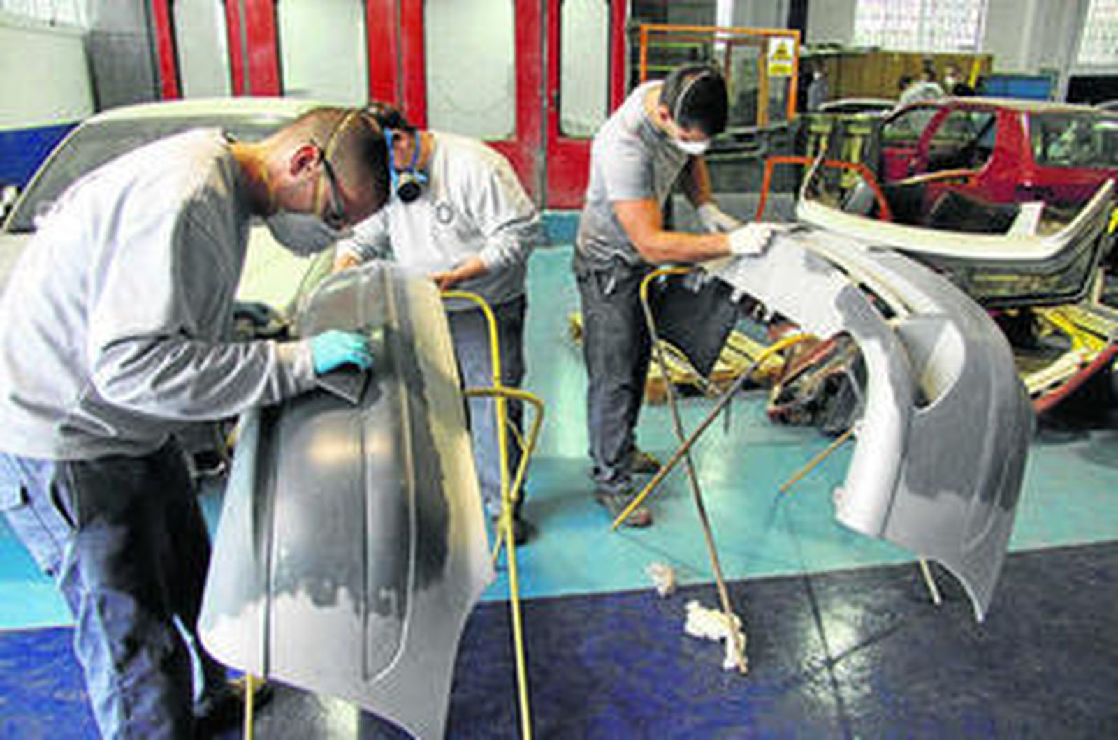 Alumnos de Automoción realizan prácticas en un instituto.