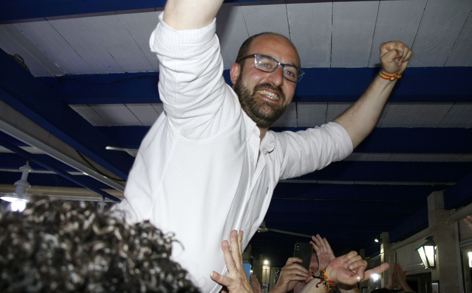 Germán Beardo en el momento de ser recibido por interventores, apoderados y militantes de su partido en la terraza de La Venencia, en el Real Club Náutico, tras conocer los resultados.