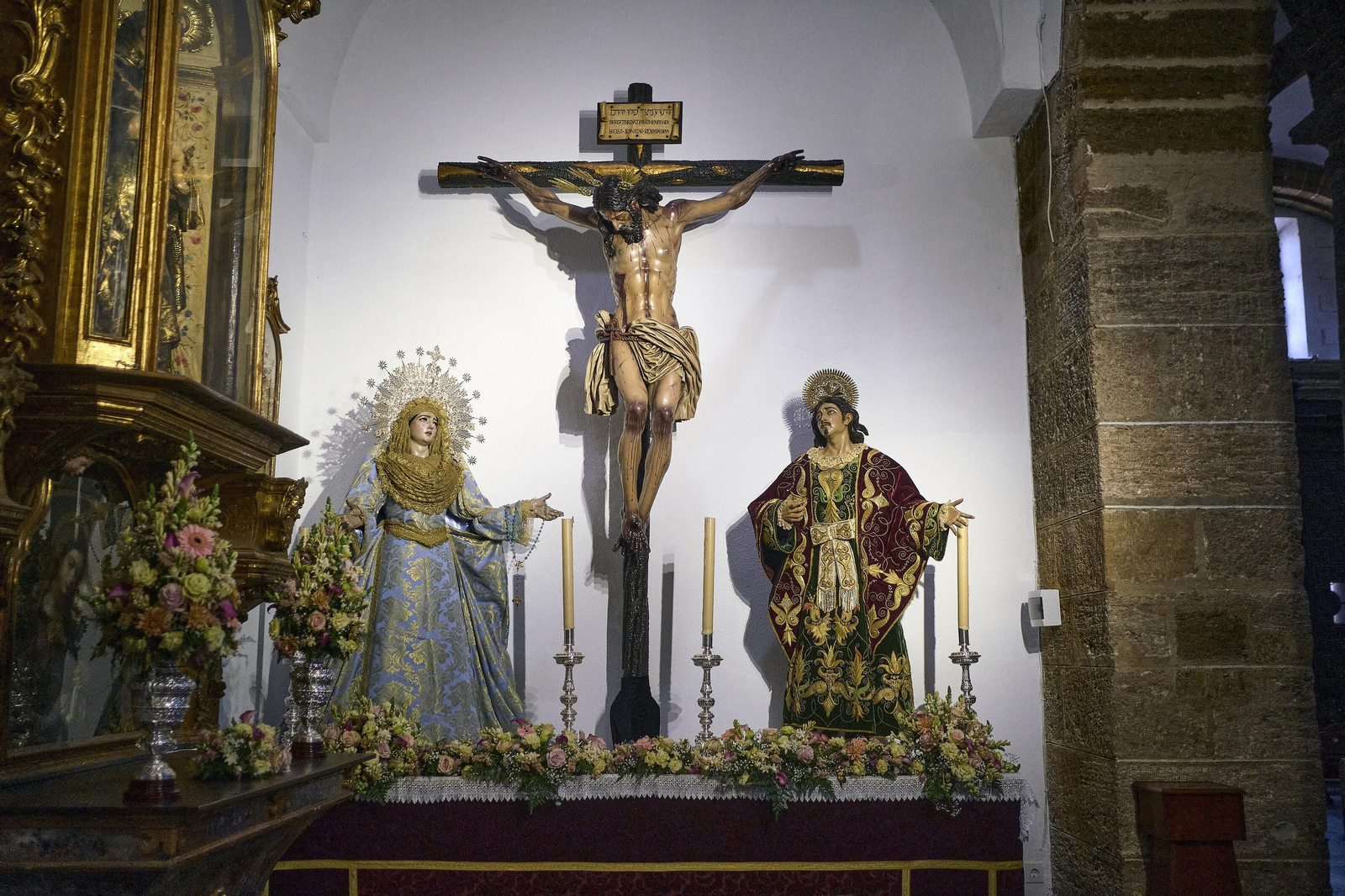 Los titulares de la cofradía de Las Aguas, en su nuevo lugarde culto, en la iglesia de Santa Cruz.