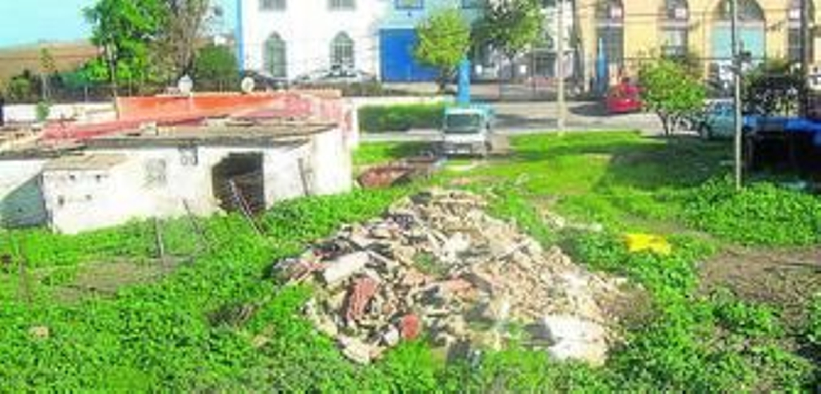 Un camión recoge escombros de una parcela durante la campaña de limpieza.