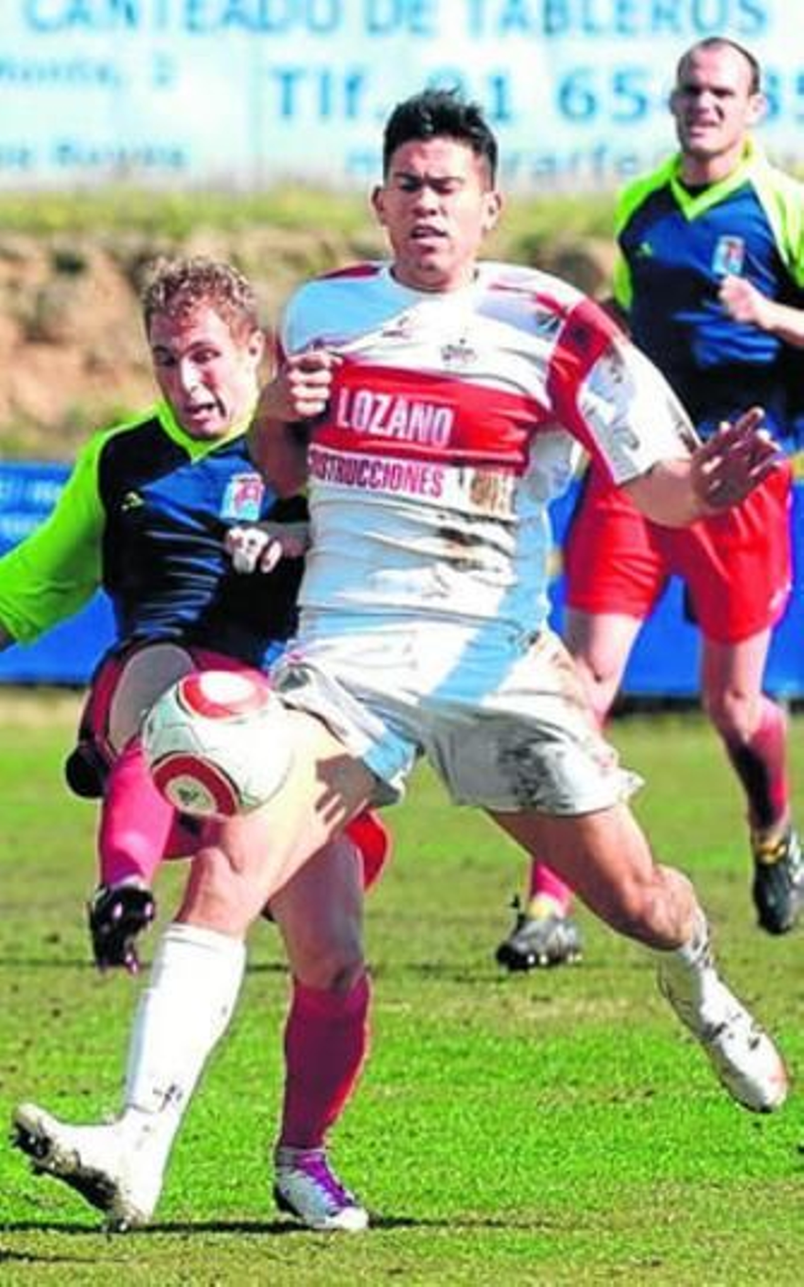 Patiño pelea por un balón dividido en un partido con el Sanse.