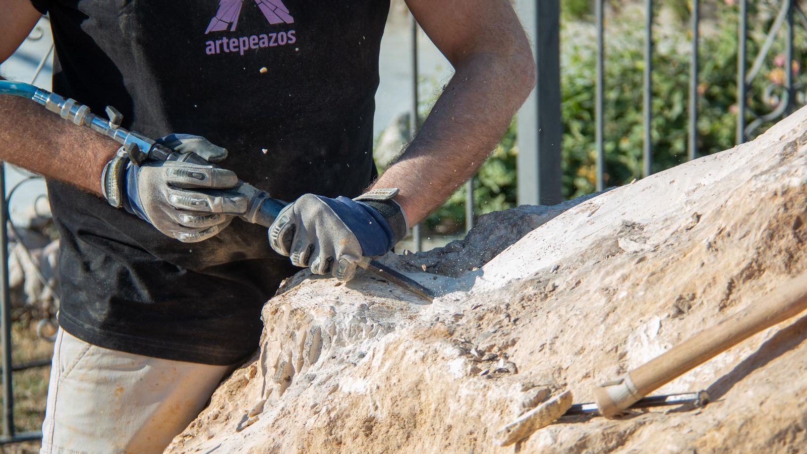 Un detalle de uno de los escultores de la II edicion del festival de arte urbano Artepeazos