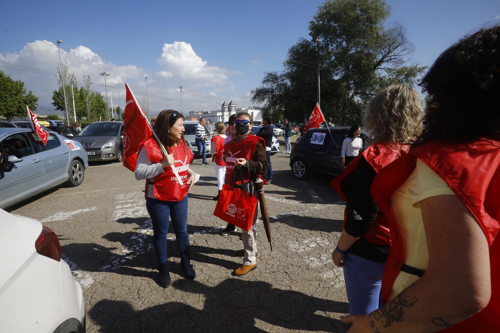 La caravana de coches de UGT en apoyo a las trabajadoras de ayuda a domicilio de Córdoba, en imágenes