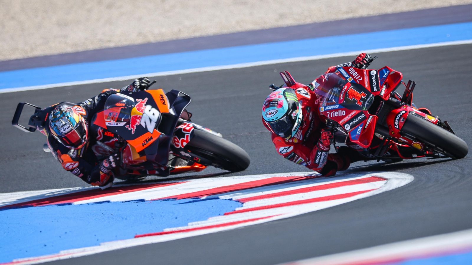 Pedrosa luchando por el podio con el campeón Bagnaia en la Sprint Race de San Marino. Pedrosa luchando por el podio con el campeón Bagnaia en la Sprint Race de San Marino.