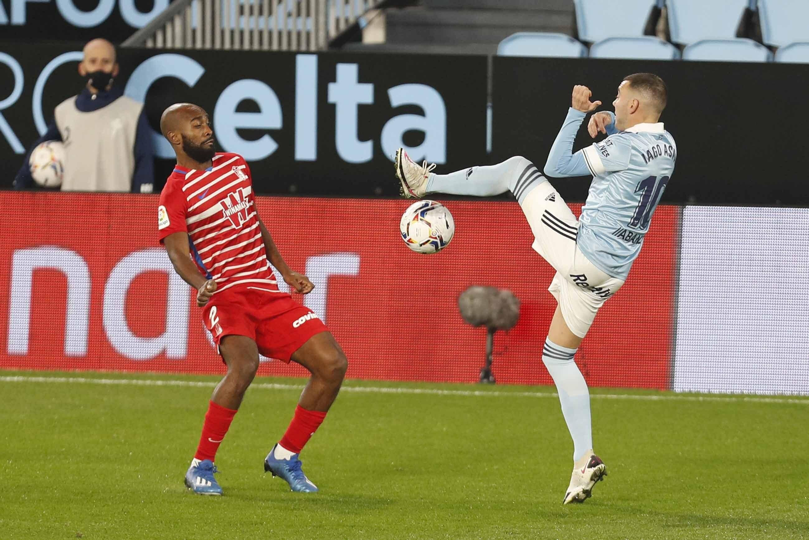 Foulquier trata de ganar un balón dividido ante Iago Aspas.