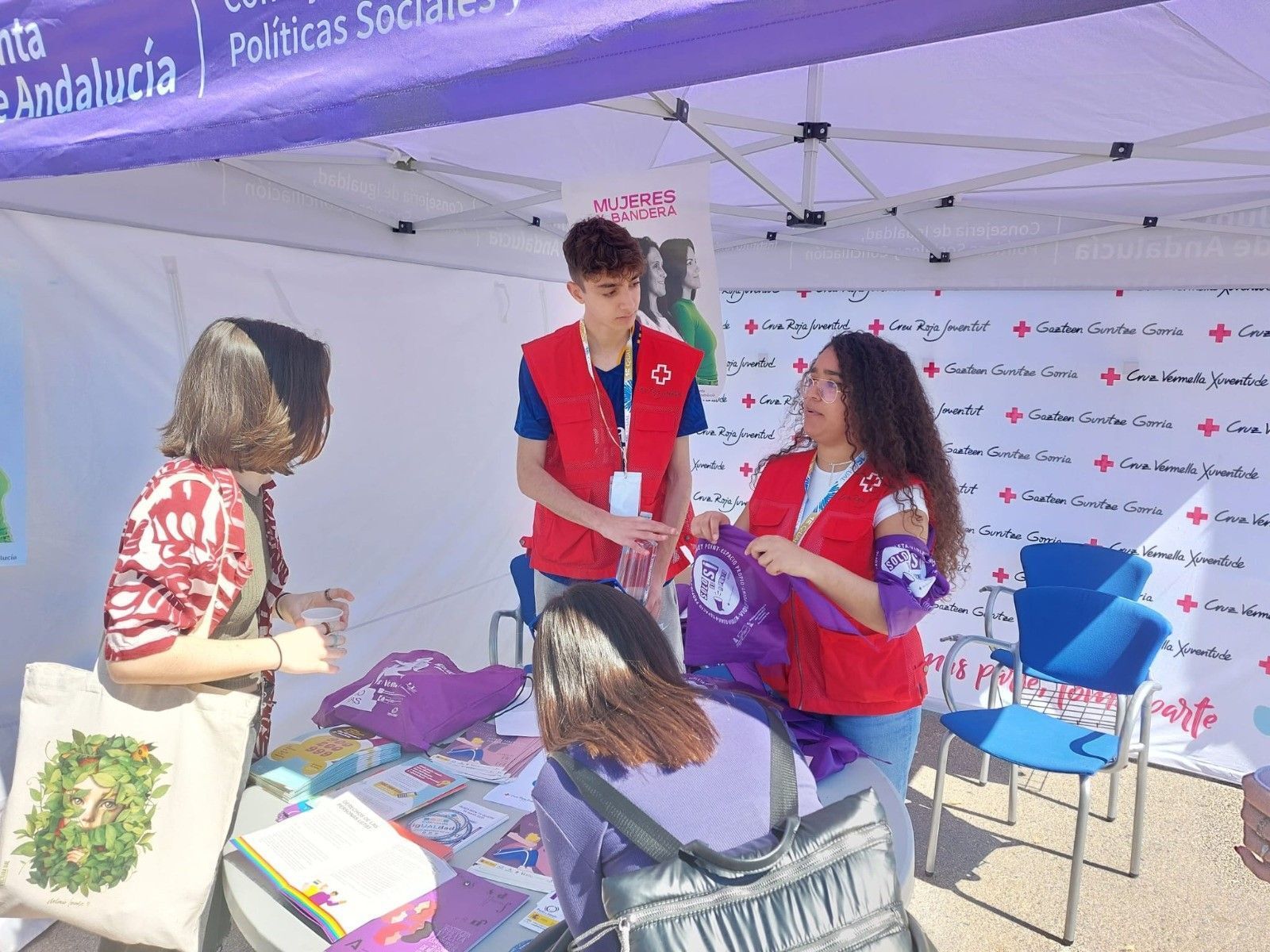 Punto violeta atendido por Cruz Roja en Almería.