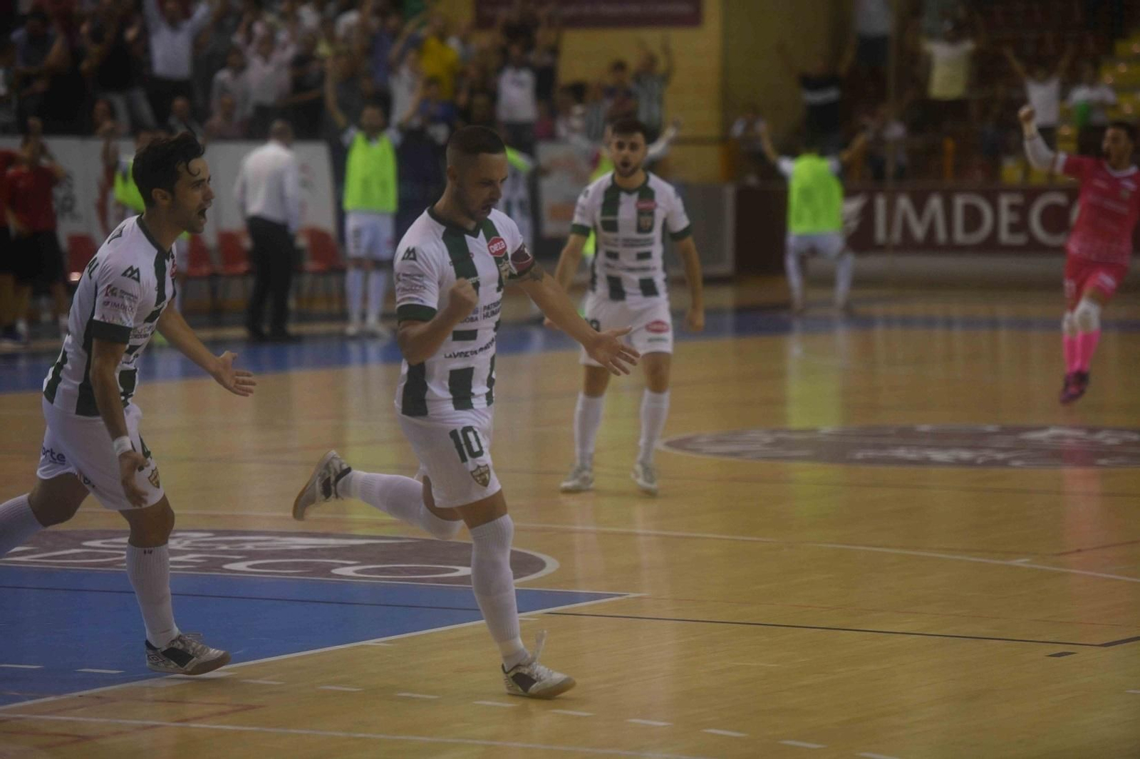 Manu Leal celebra el gol del triunfo ante Osasuna Magna, con Cristian al fondo.
