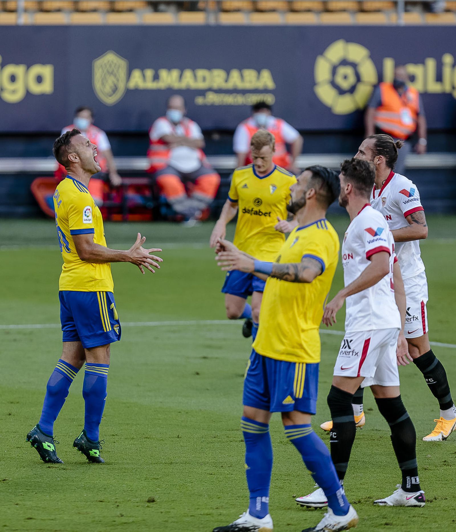 Cala y Negredo en el Cádiz-Sevilla de la primera vuelta.