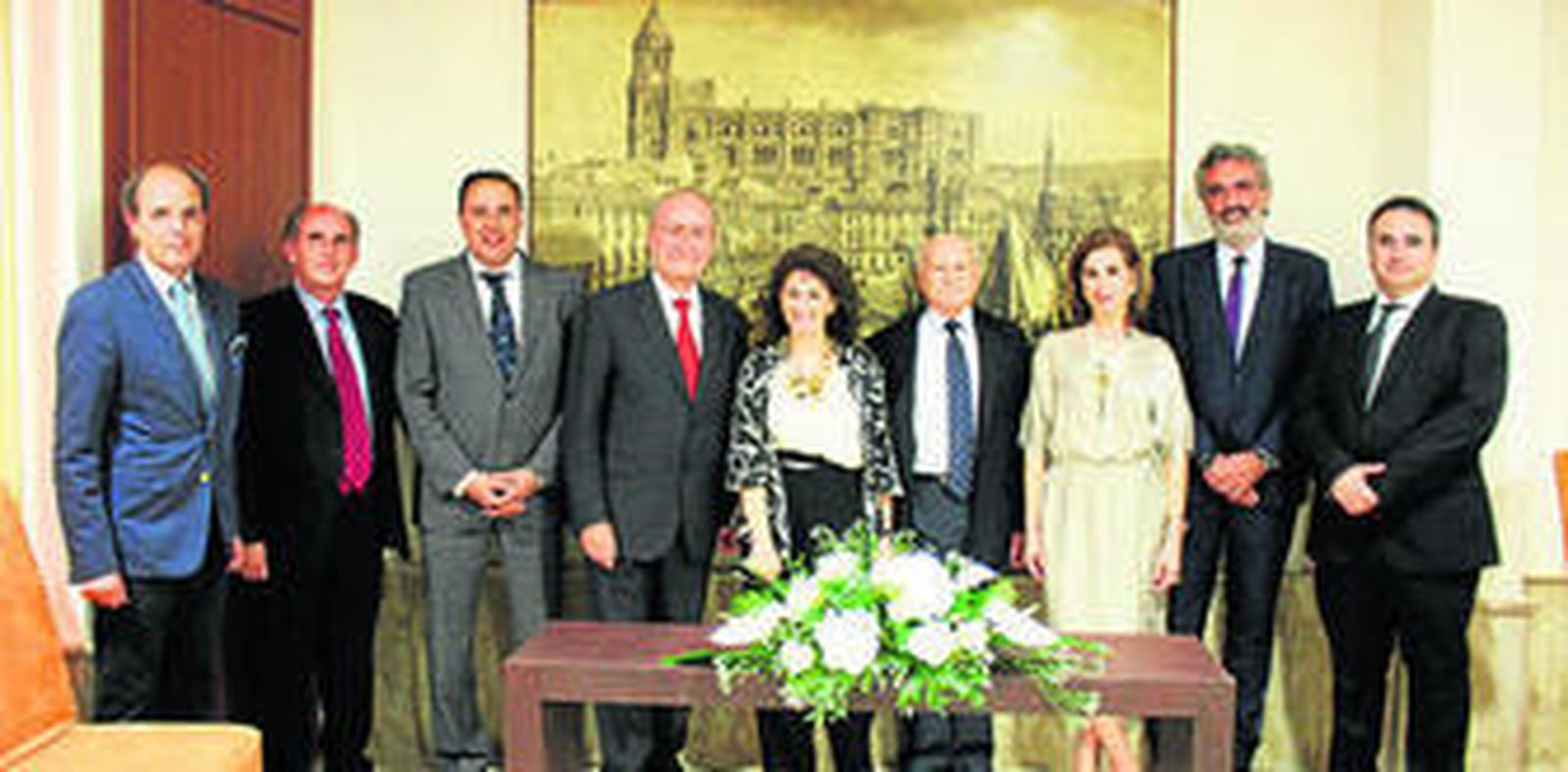 Yolanda López, directora del Hotel Carlos V con el alcalde de Málaga y familiares propietarios del establecimiento.