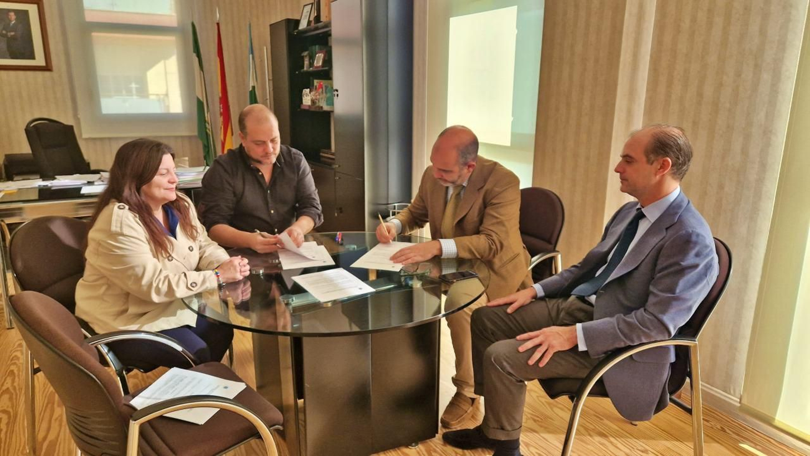 Firma del acuerdo del  hotel impressive