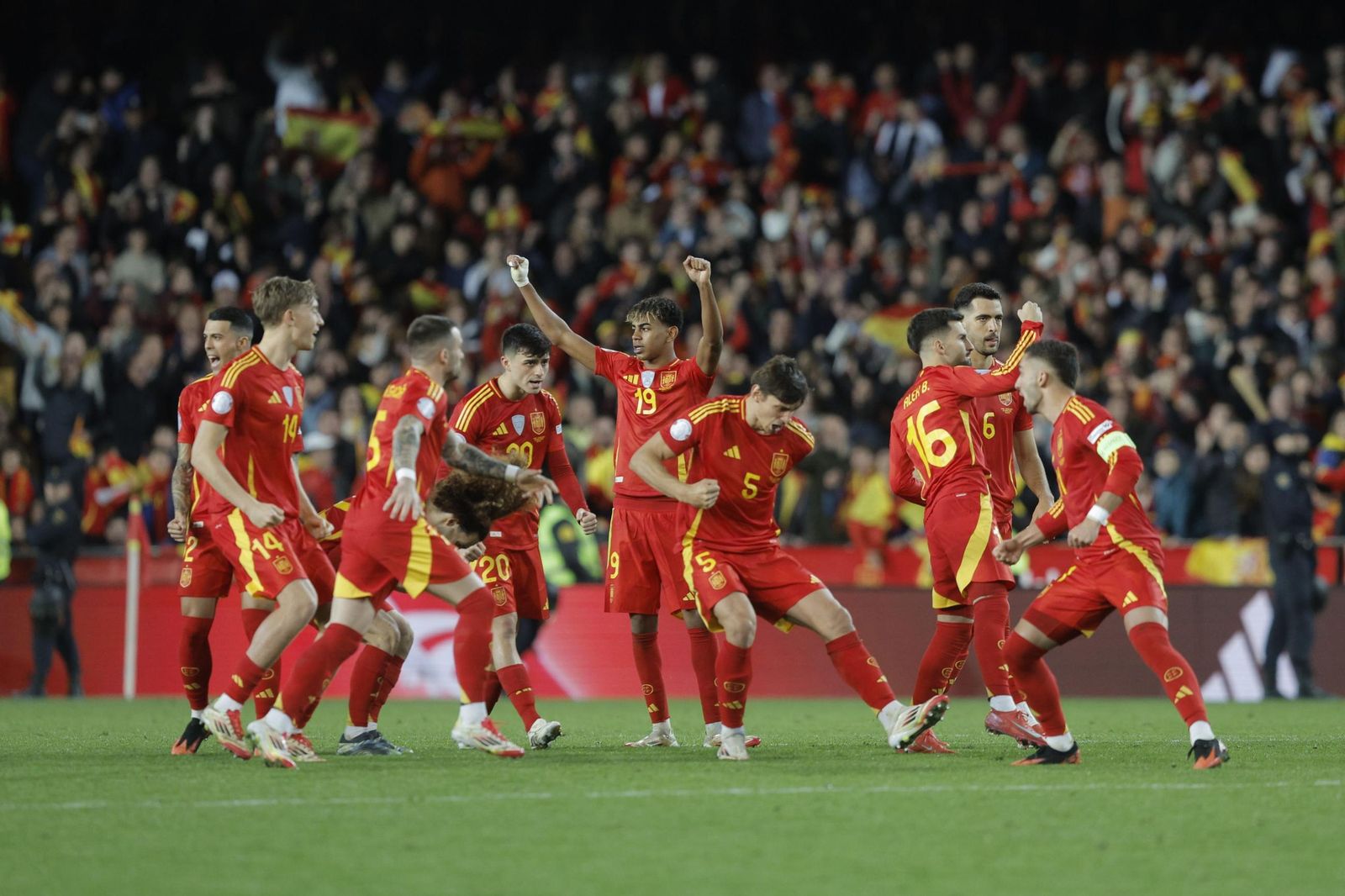 Dean Huijsen, consagración imperial con España