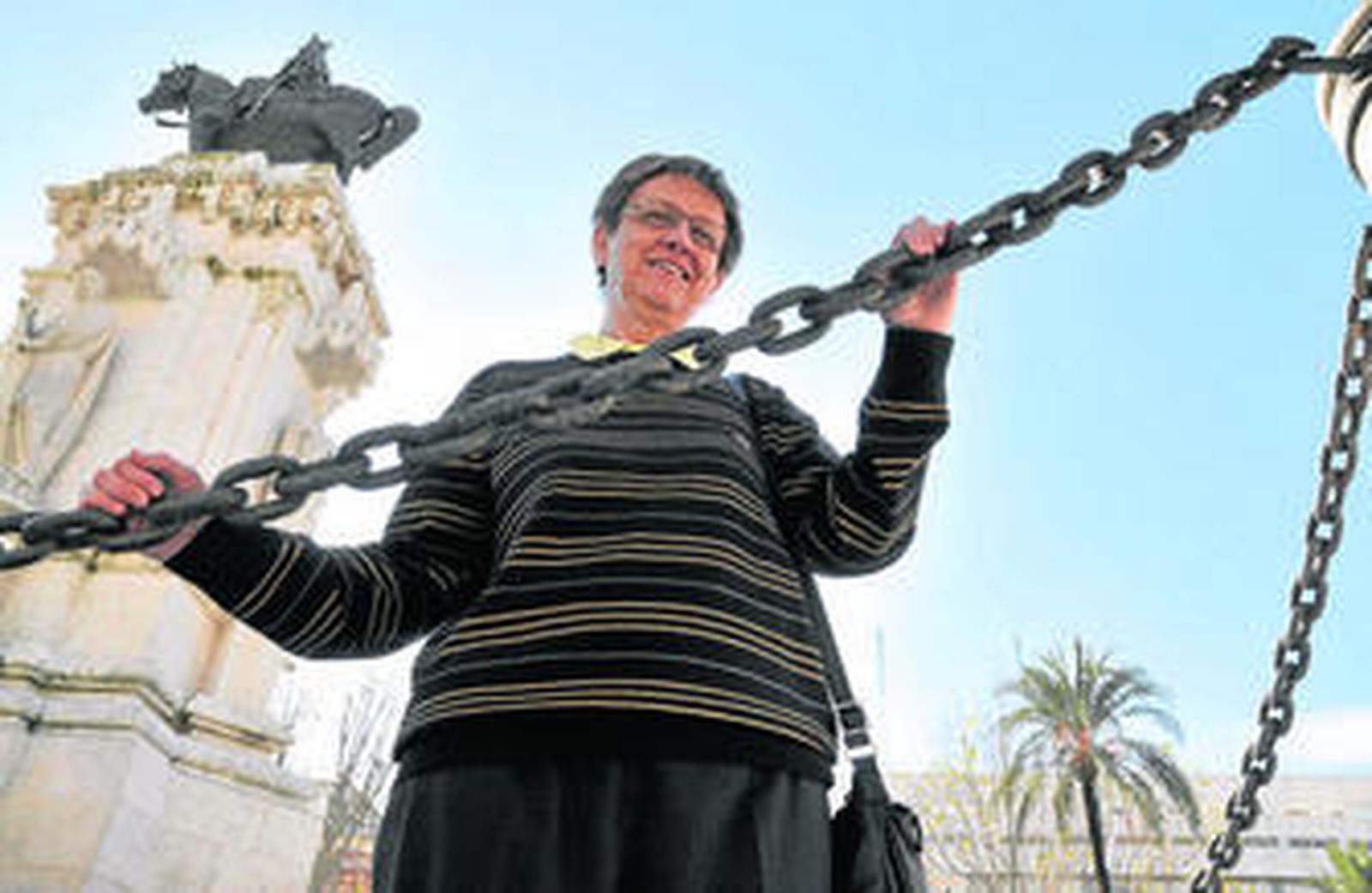 Danièle Juette junto al monumento a San Fernando en la Plaza Nueva de Sevilla.
