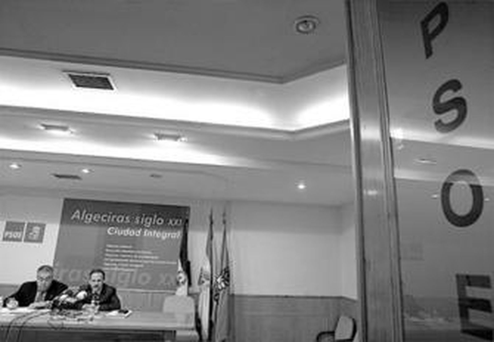 José Carracao y Salvador de la Encina en la sede del PSOE de Algeciras, ayer.