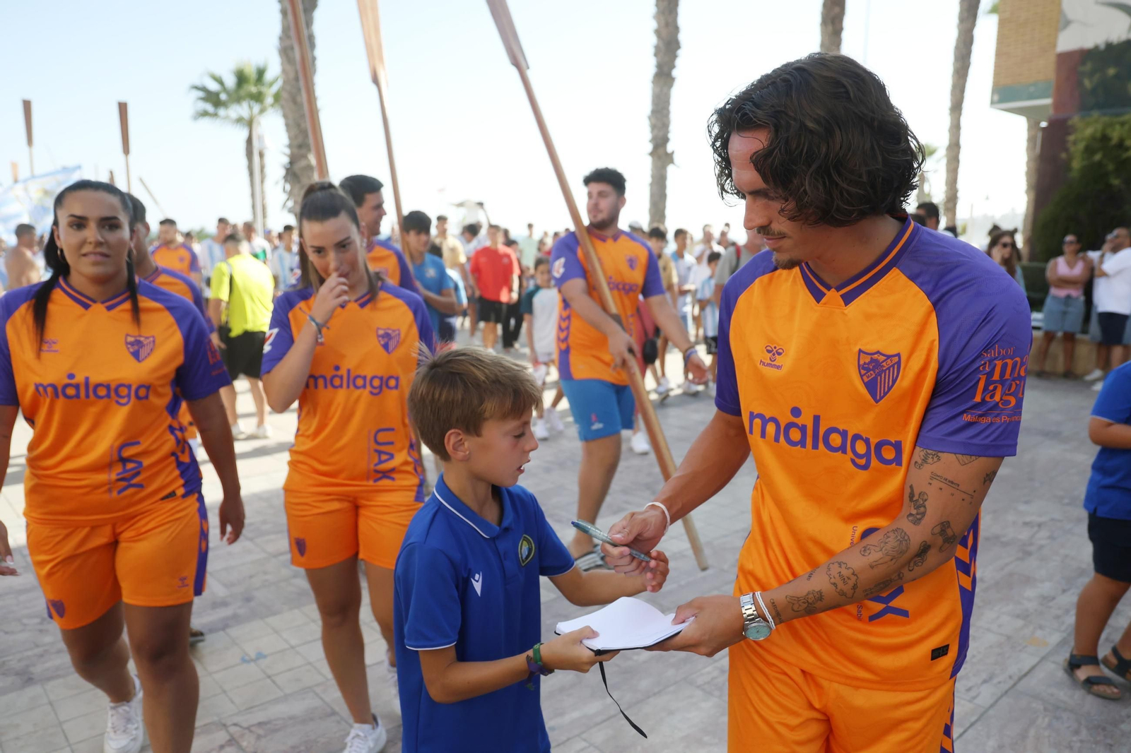 Naranja, morado y el ojo fenicio: la tercera camiseta del Málaga CF 2025/26