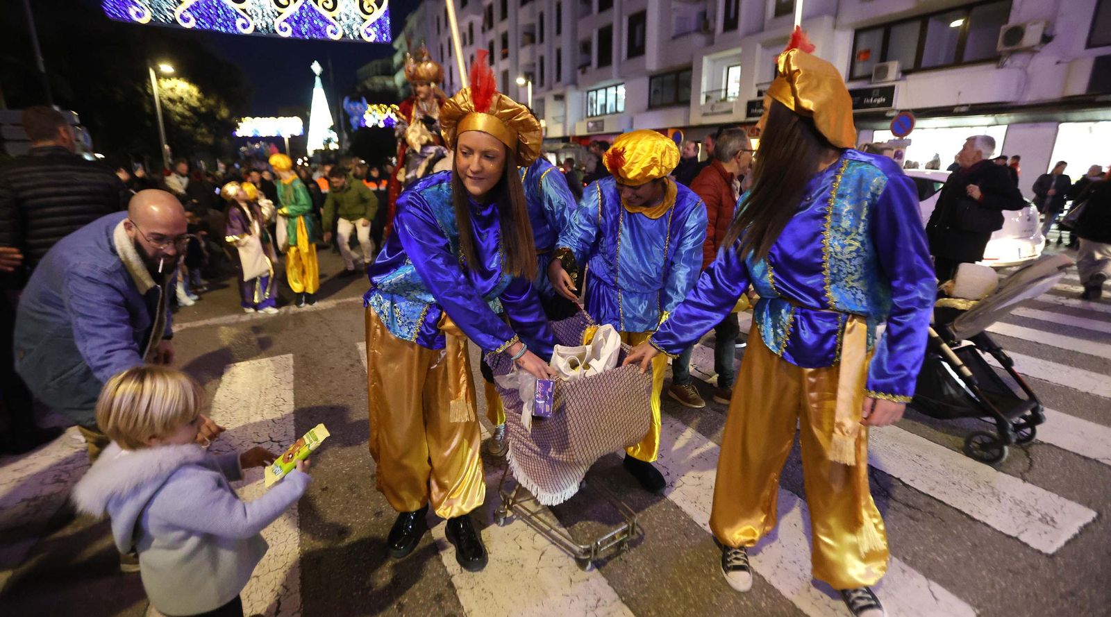 Fotos del heraldo de los Reyes Magos y su corte de beduinos en Algeciras