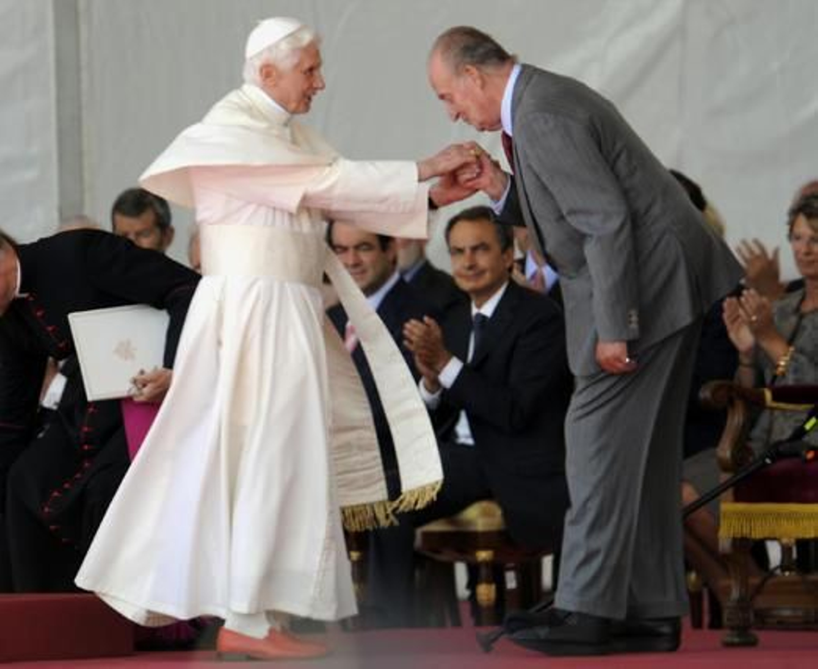 Benedicto XVI a su llegada al aeropuerto de Barajas.

Foto: efe