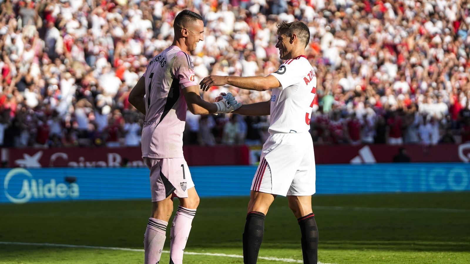 Vlachodimos recibe la felicitación de Azpilicueta al finalizar el encuentro.