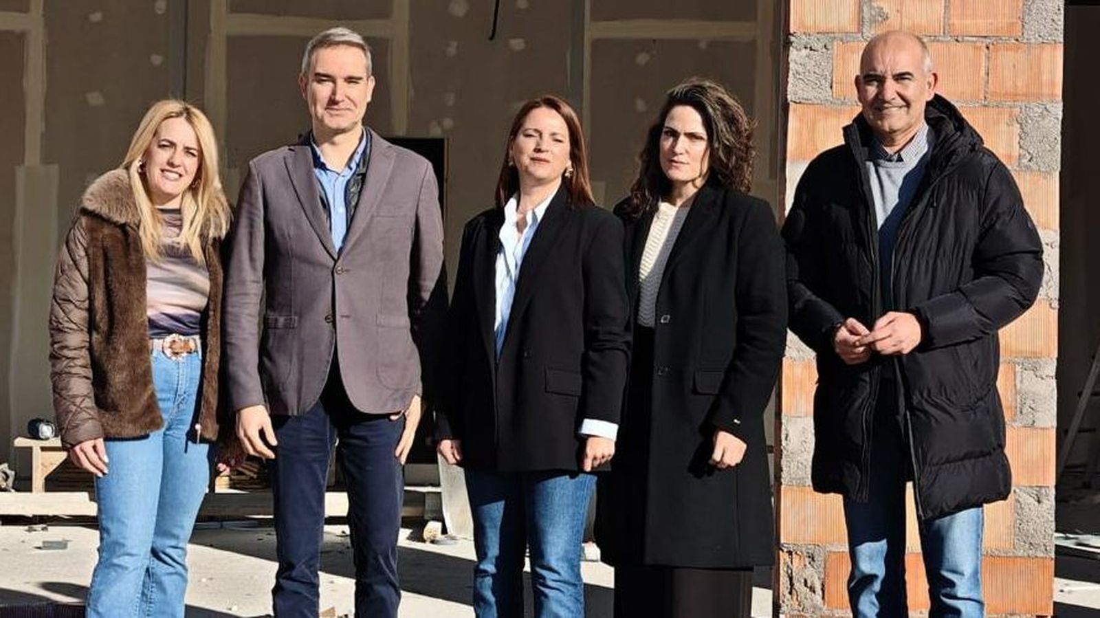 Autoridades frente a la futura oficina del SAE en Albox.