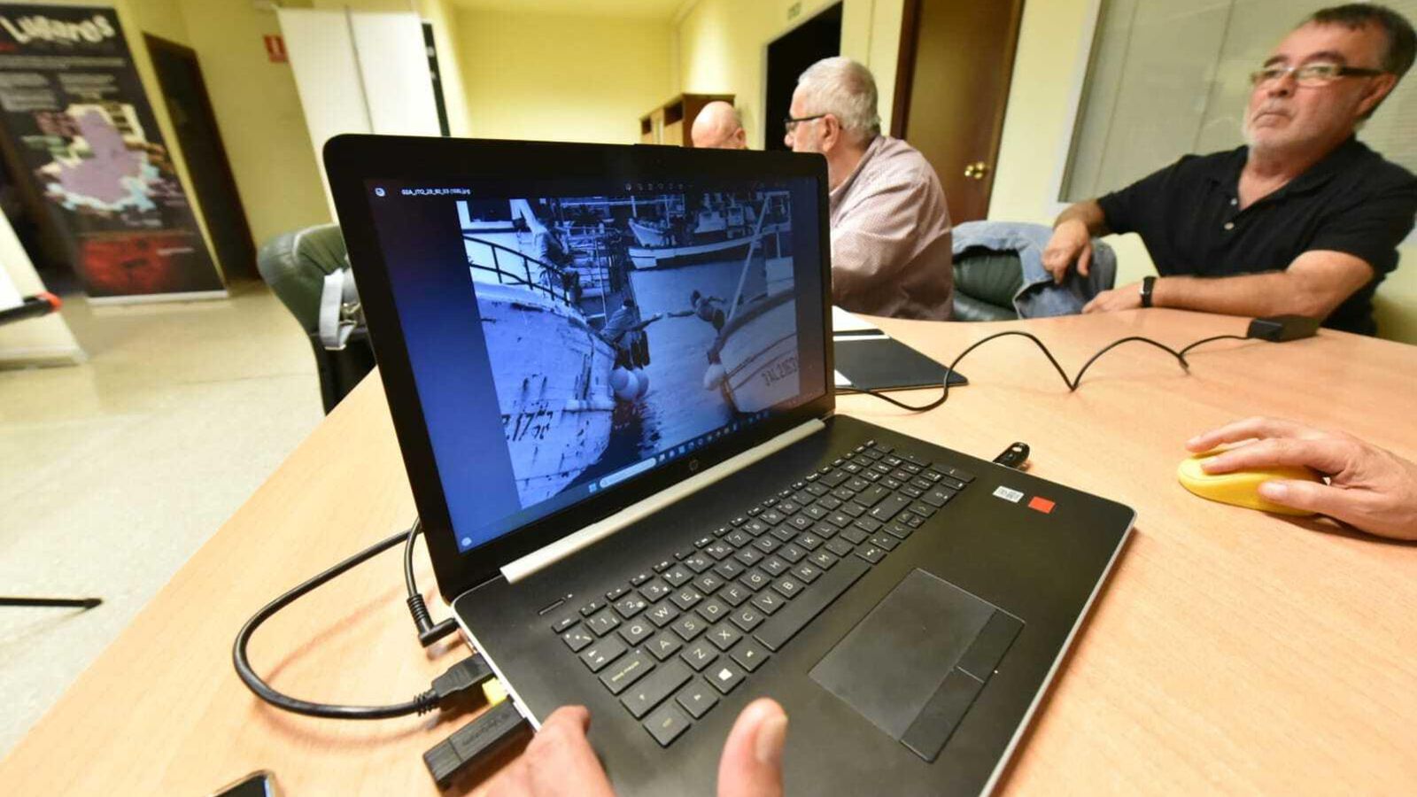 El grupo alrededor de una foto, ya digitalizada, sobre pescadores de Algeciras.