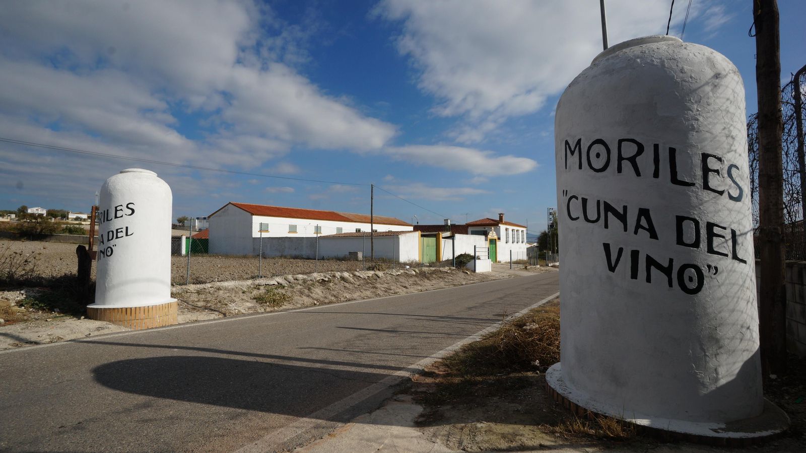 Dos conos dan la bienvenida a Moriles.