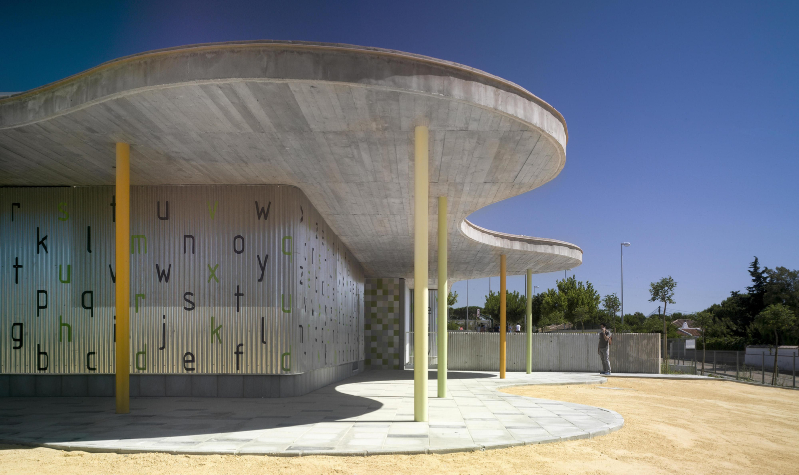 El pabellón infantil del Colegio Público La Barrosa, en la imagen, ha recibido el primer premio en su categoría.