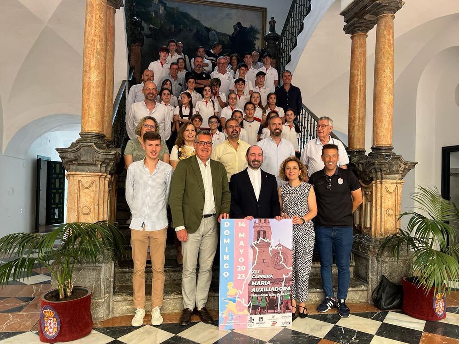 Las autoridades y miembros de la familia salesiana, en la presentación.