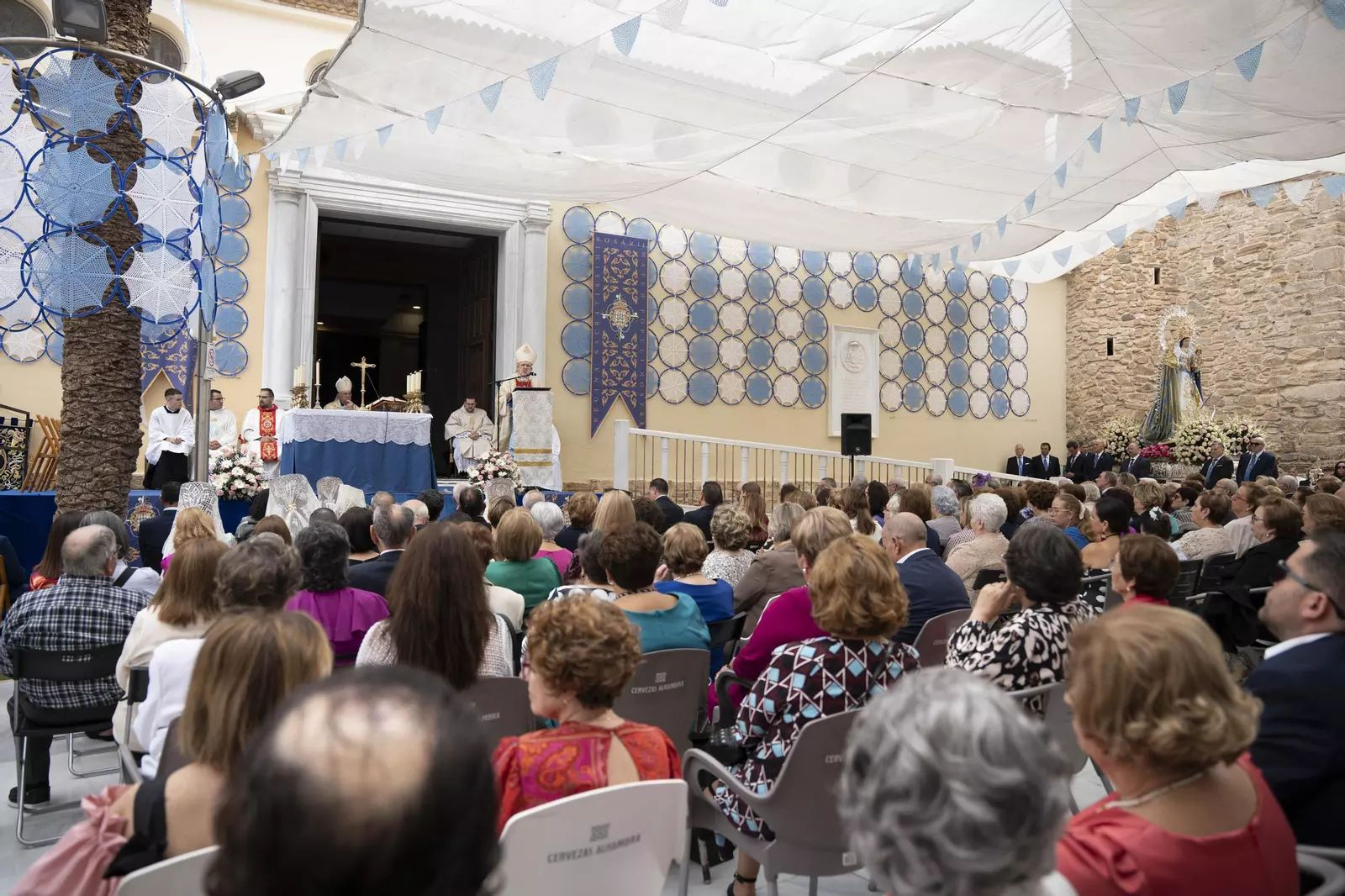 Momento de la misa con la presencia del obispo de Almería y el arzobispo emérito de Madrid.