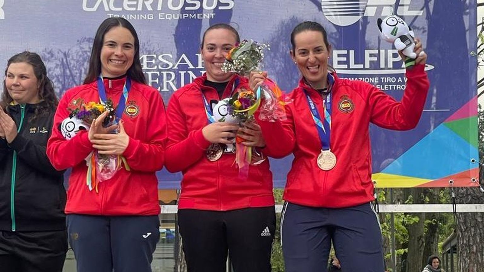 Fátima Gálvez, Paqui Muñoz y Beatriz Martínez posan con su medalla de bronce.