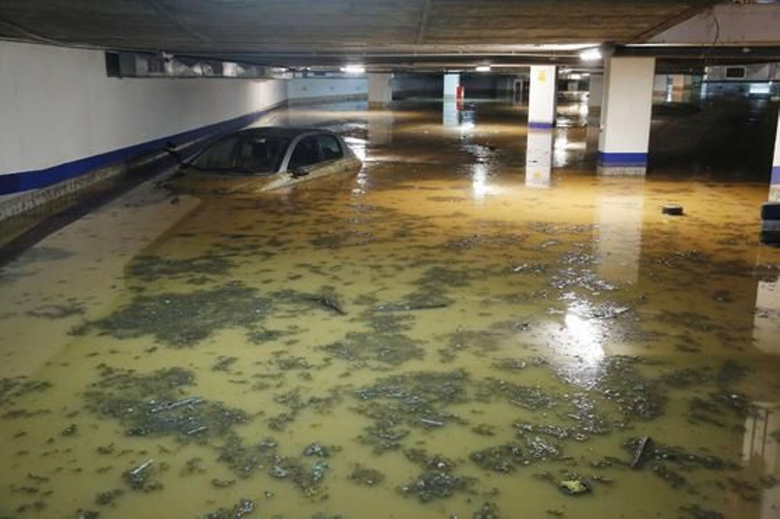 Málaga limpia el barro dejado por la tromba de agua del sábado