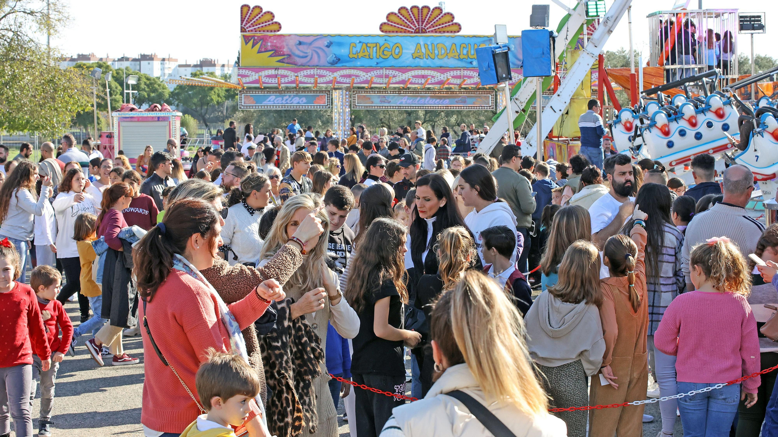 El parque de atracciones de Navidad junto a la Feria volvió a llenarse este sábado El parque de atracciones de Navidad junto a la Feria volvió a llenarse este sábado