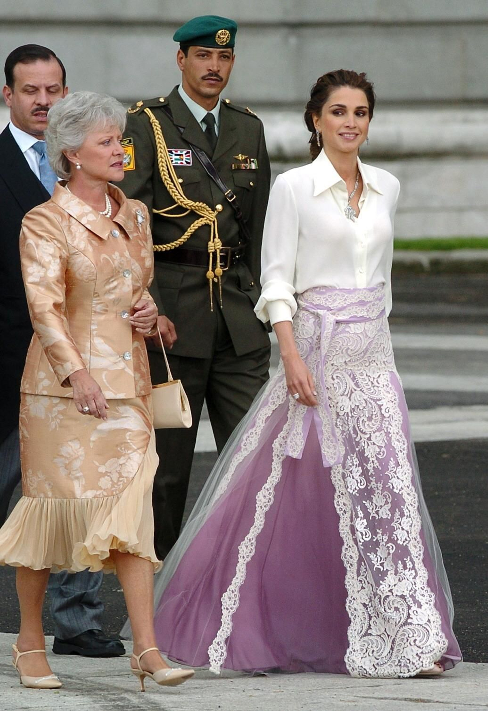 La invitada más elegante de aquella jornada nupcial, la reina jordana Rania, junto a su suegra