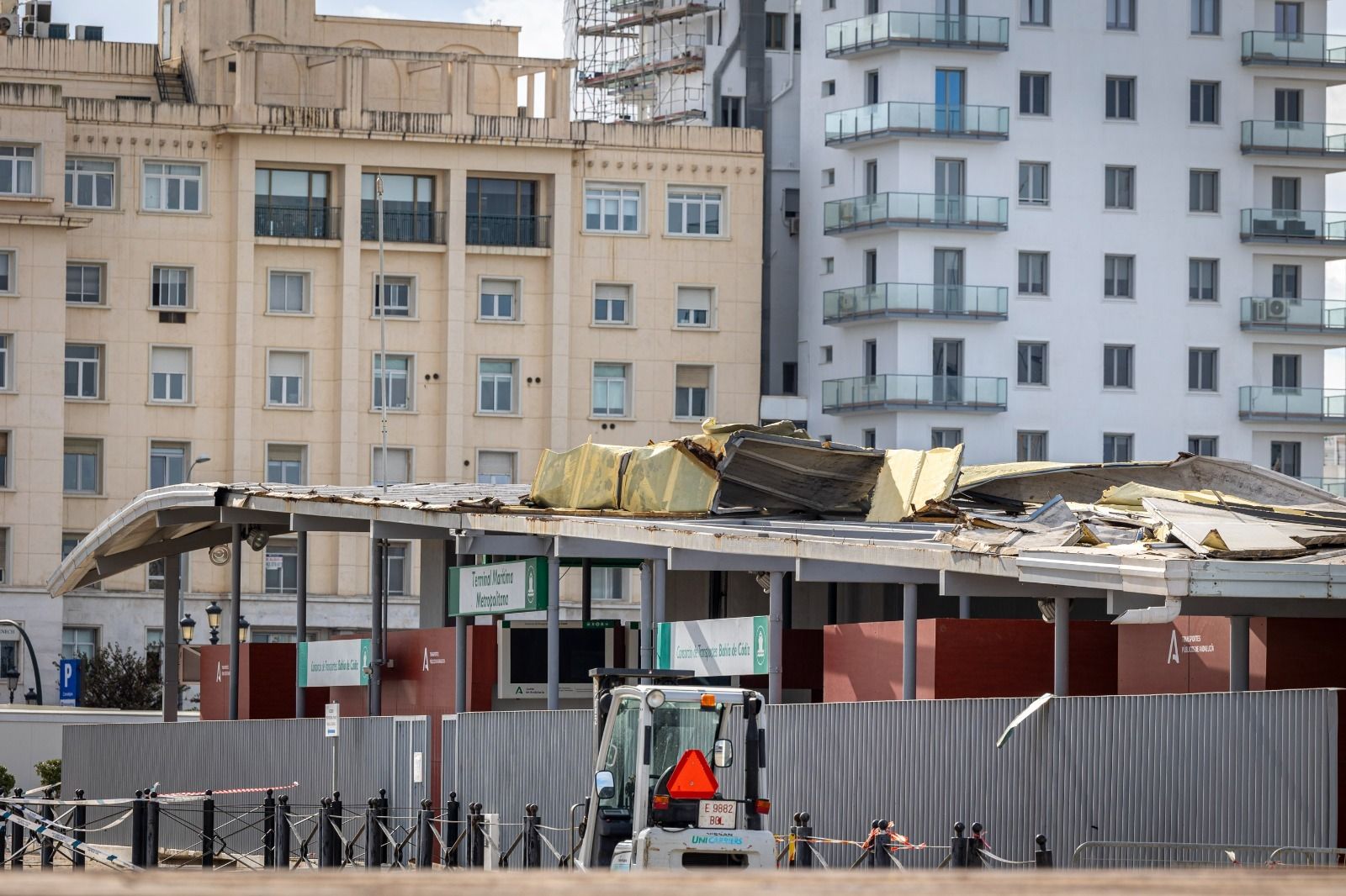 Daños en la cubierta de la terminal del catamarán.