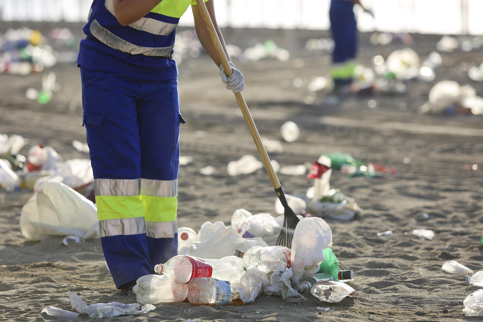 Las fotos de la basura en las playas de Málaga tras San Juan
