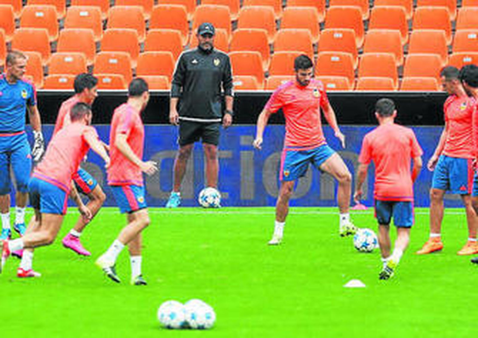 El Valencia se ejercita en Mestalla ante la mirada atenta de Nuno.