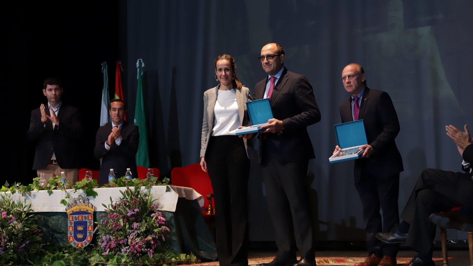 La Delegada de Gobernación junto a los representantes de El Corte Inglés y el periódico Huelva Información.