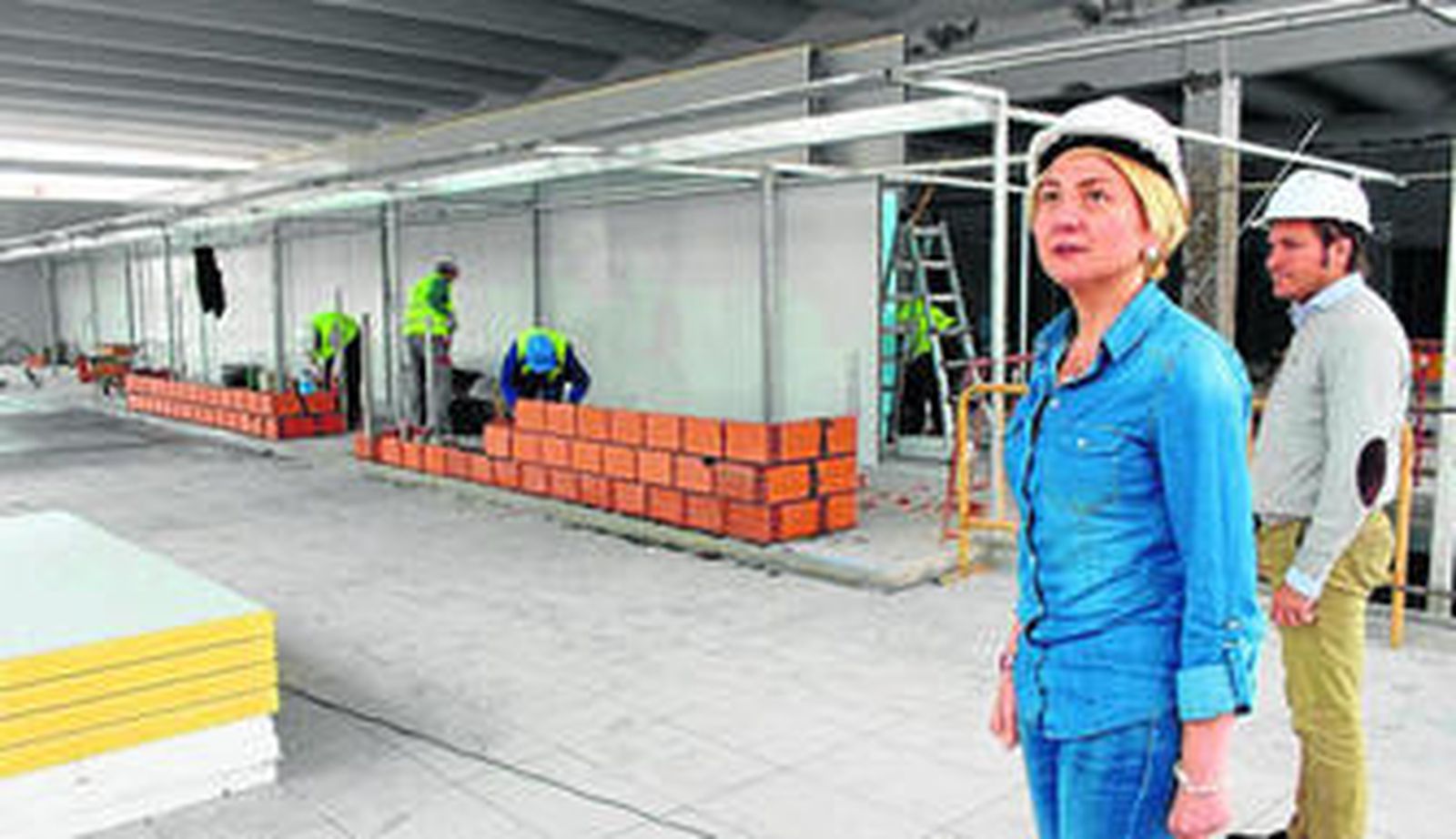 La primer teniente alcalde se acompañó de otros concejales y técnicos a su visita al mercado de abastos.