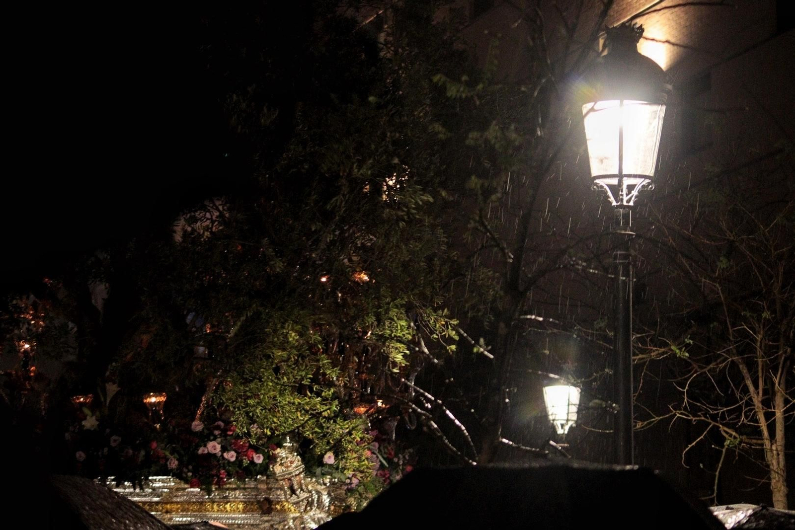El Huerto, entrando a su casa hermandad tras una vuelta a toda prisa por la lluvia.