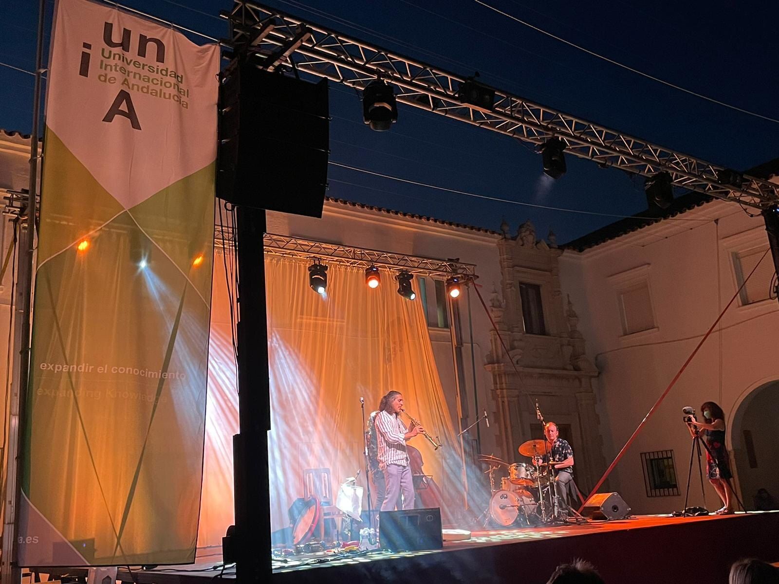 El artista José Luis Gutiérrez en un momento de su actuación en La Rábida.