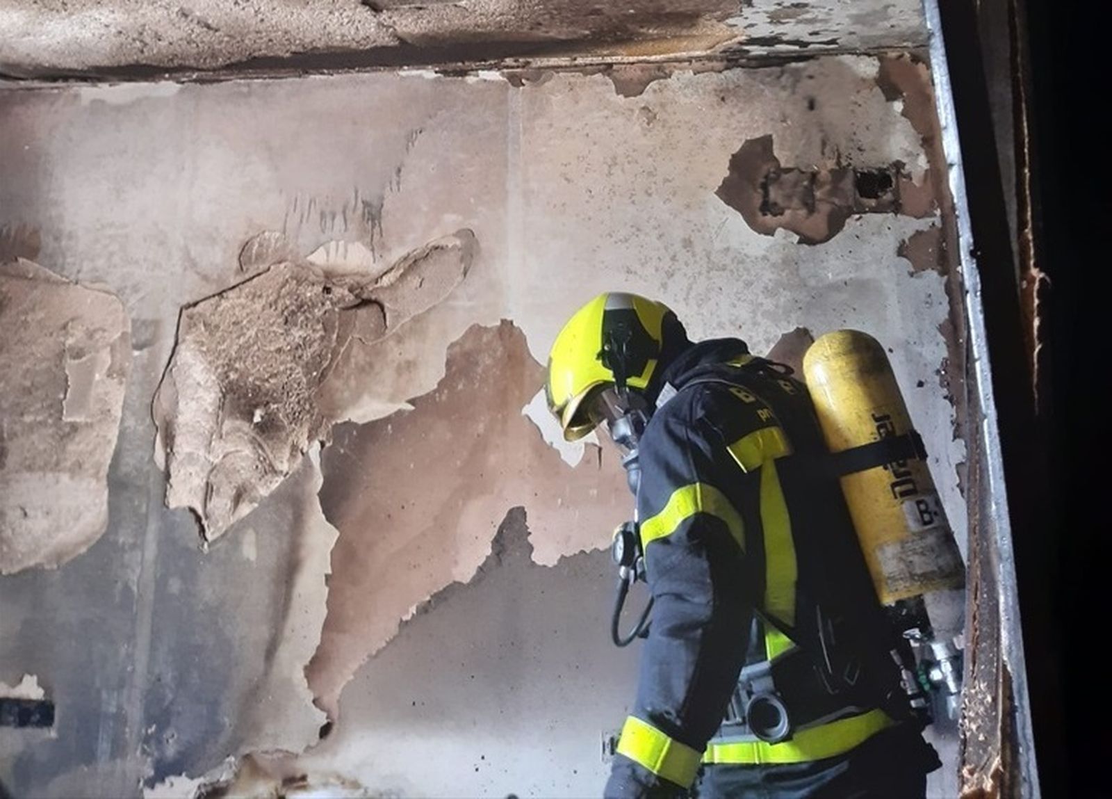 Un funcionario de Bomberos, en el domicilio incendiado.