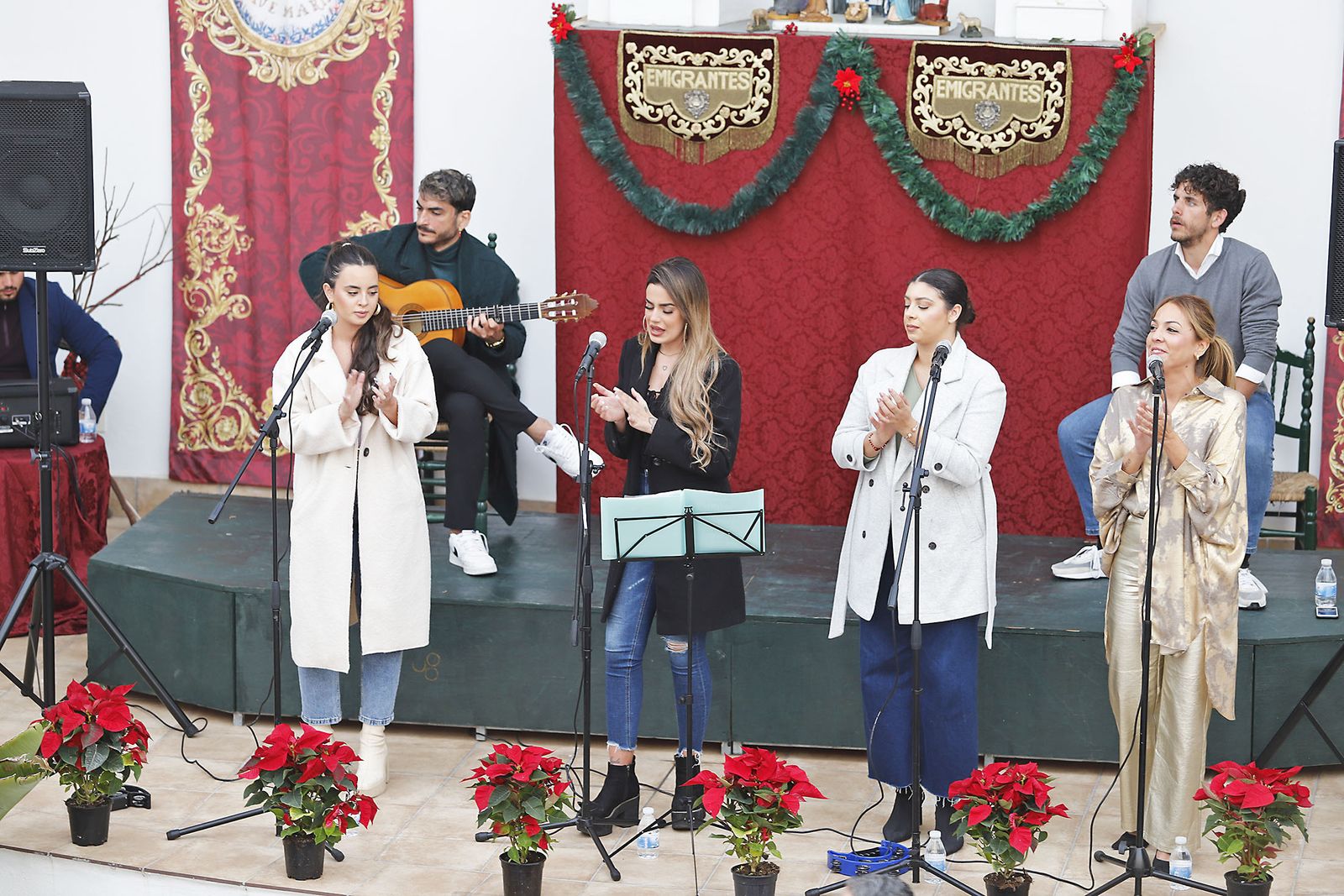 Imágenes de la zambomba en la Hermandad de Emigrantes