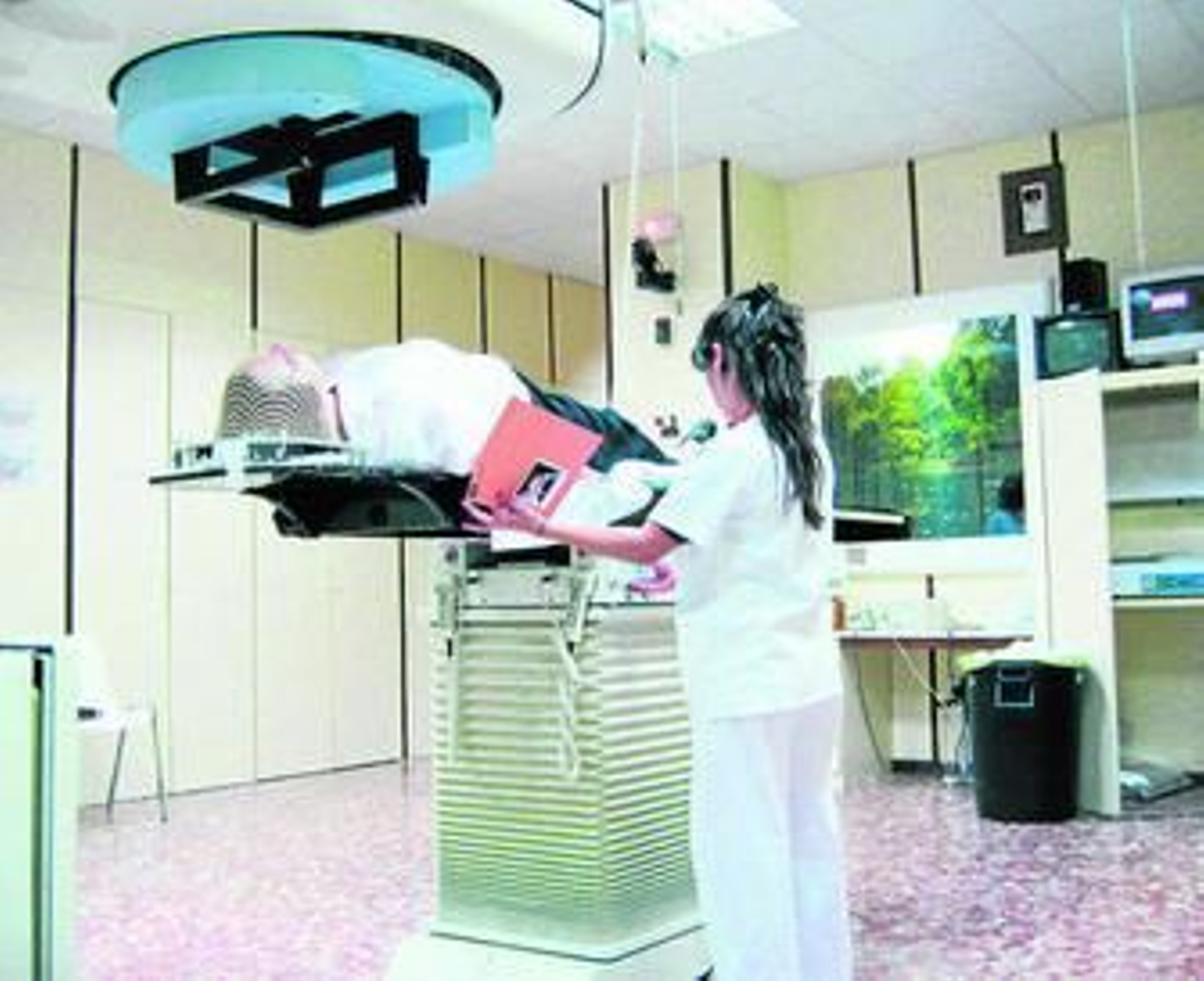 Una paciente, durante una sesión de radioterapia convencional.