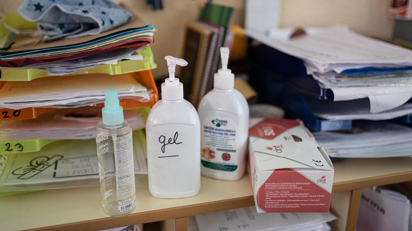Geles, desinfectantes y mascarillas han estado presente en las aulas.