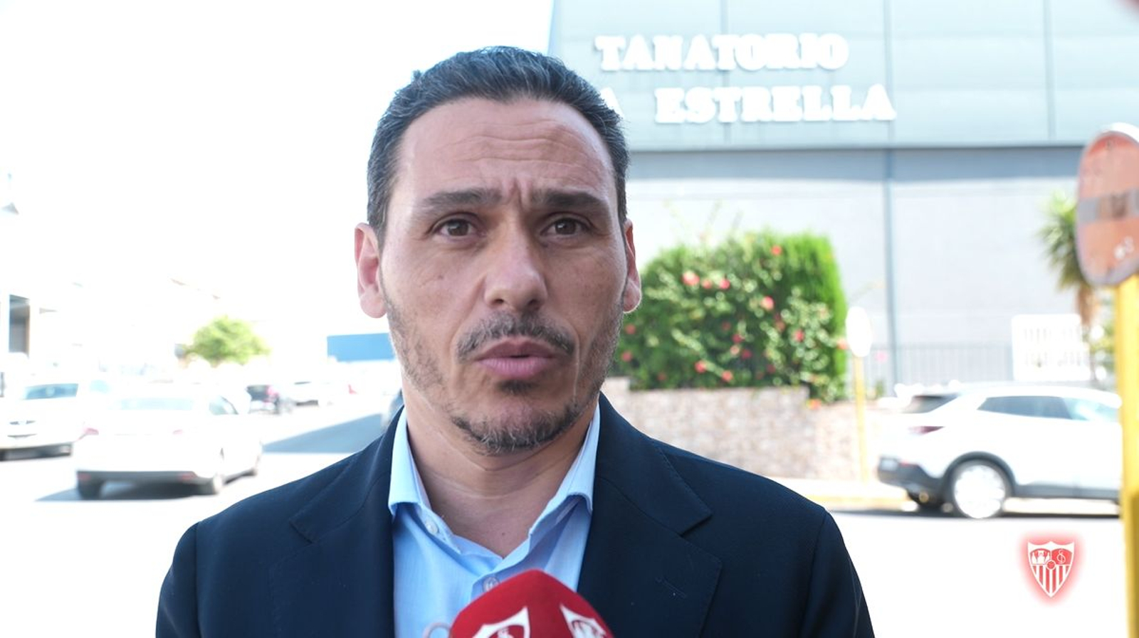 José María del Nido Carrasco habla de Manolo Cardo a la salida del tanatorio de Coria del Río.