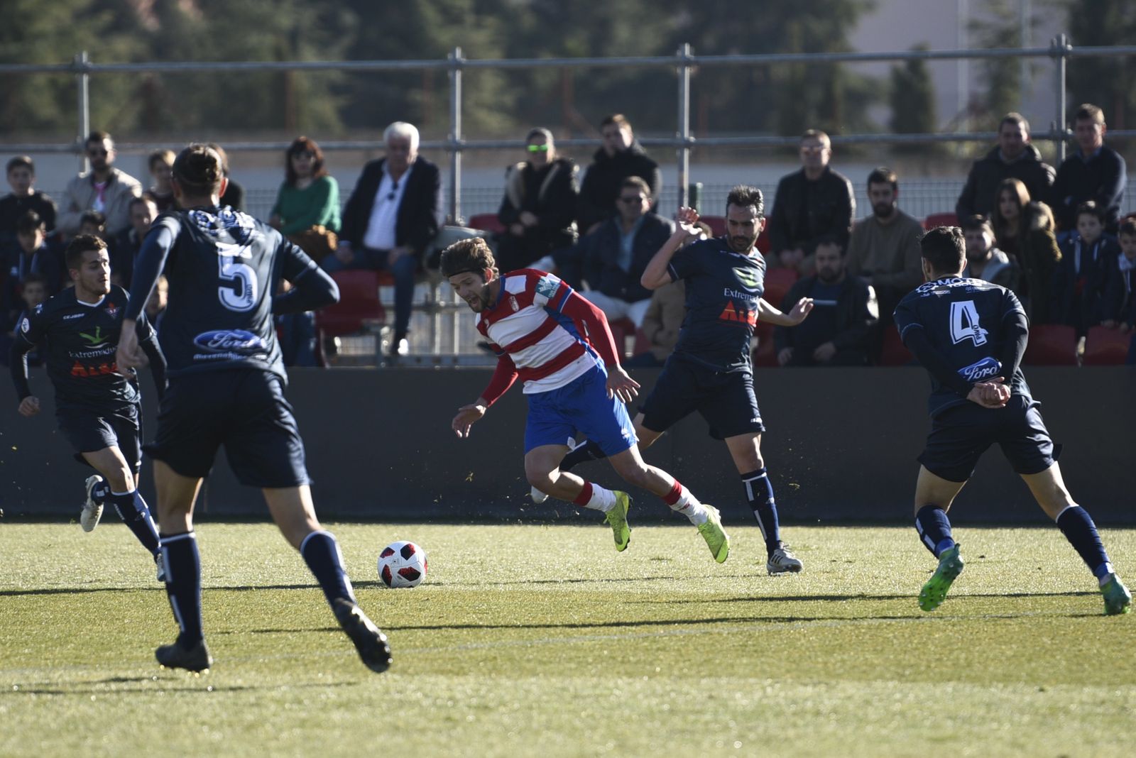 Jean Carlos, que lo intentó mucho, cae derribado en el choque ante el Don Benito.