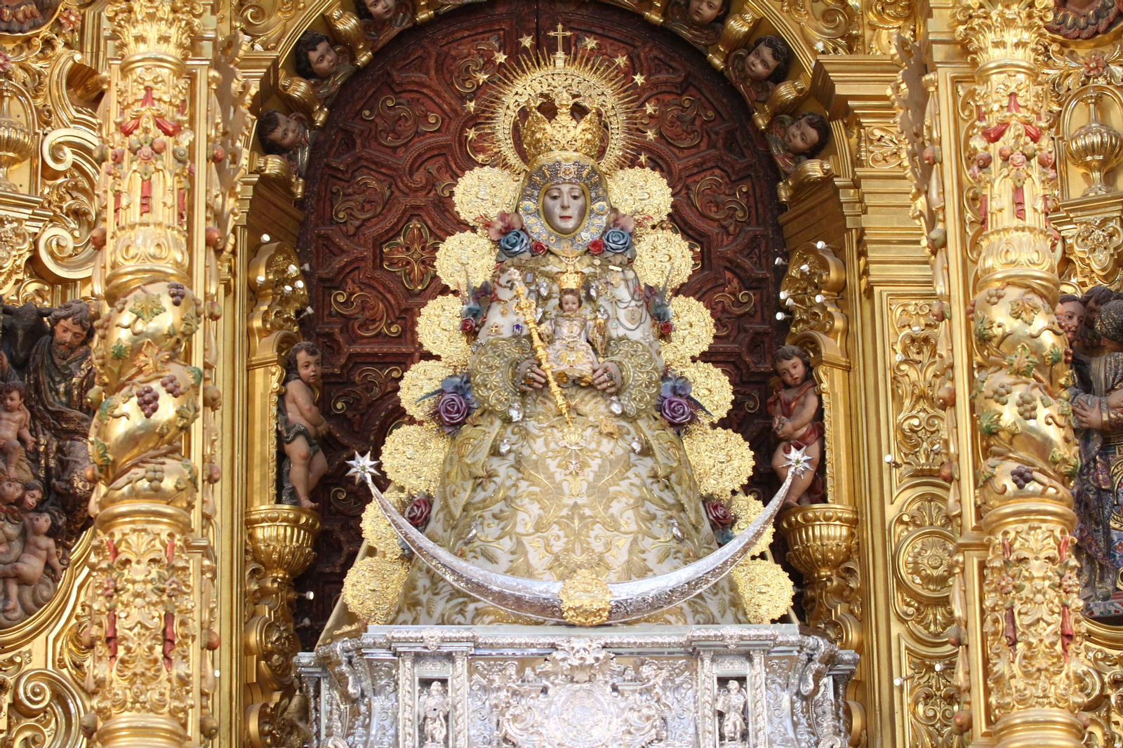 La Hermandad de Huelva se presenta ante la Virgen del Rocío en su peregrinación a la aldea almonteña