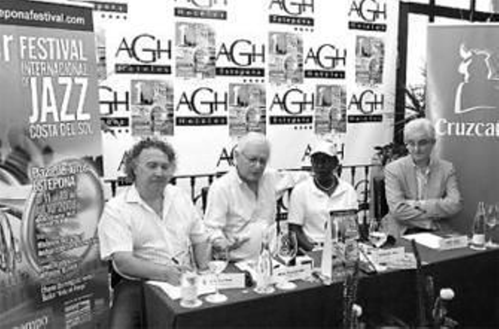 Madeline Bell rodeada de Julio Peces y Jordi Suñol.