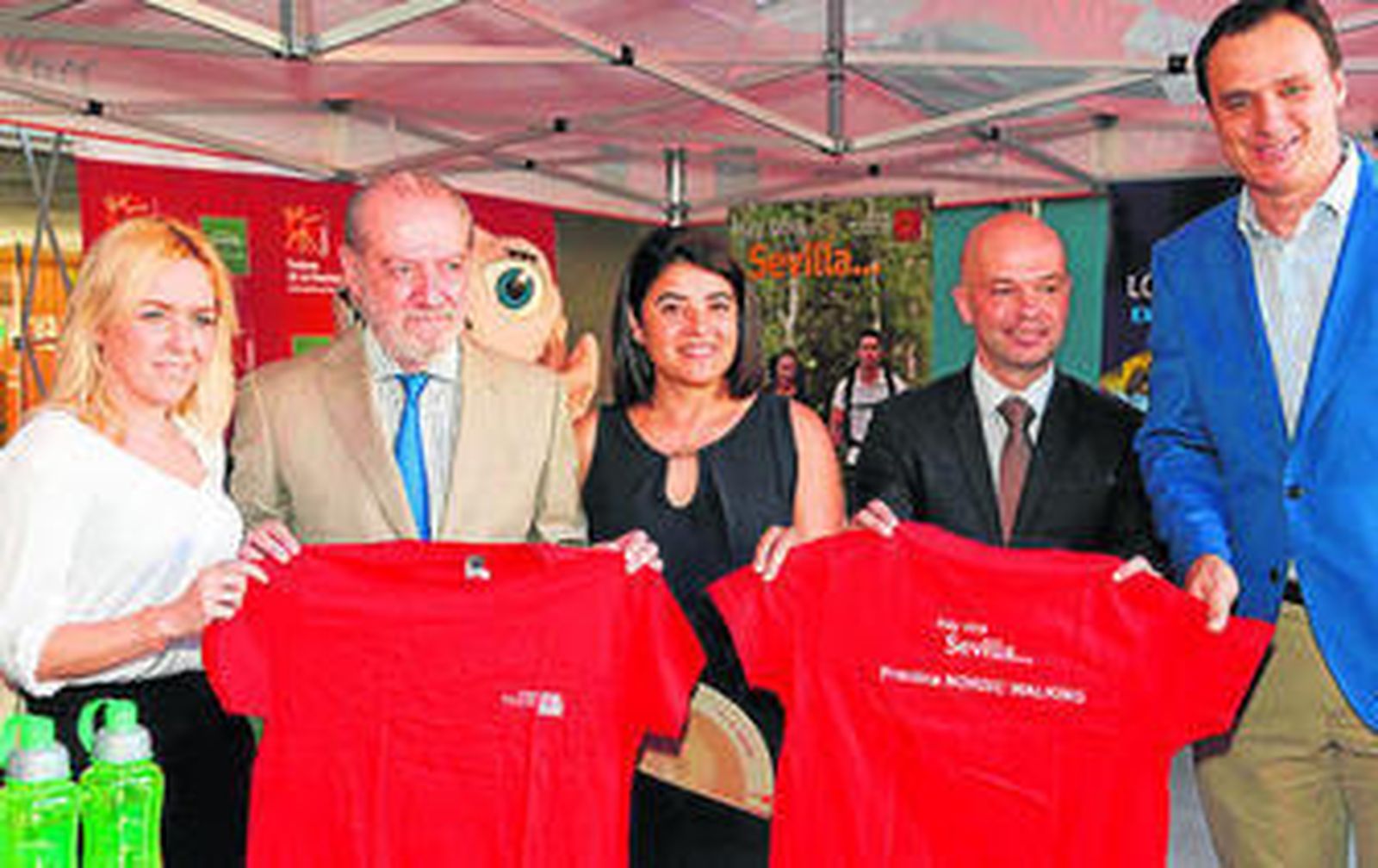 1. El presidente de la Diputación, Fernando Rodríguez Villalobos, y la vicepresidenta, Agripina Cabello, ayer en la presentación. 2. Una imagen  del expositor que ha montado la Diputación en su sede central.