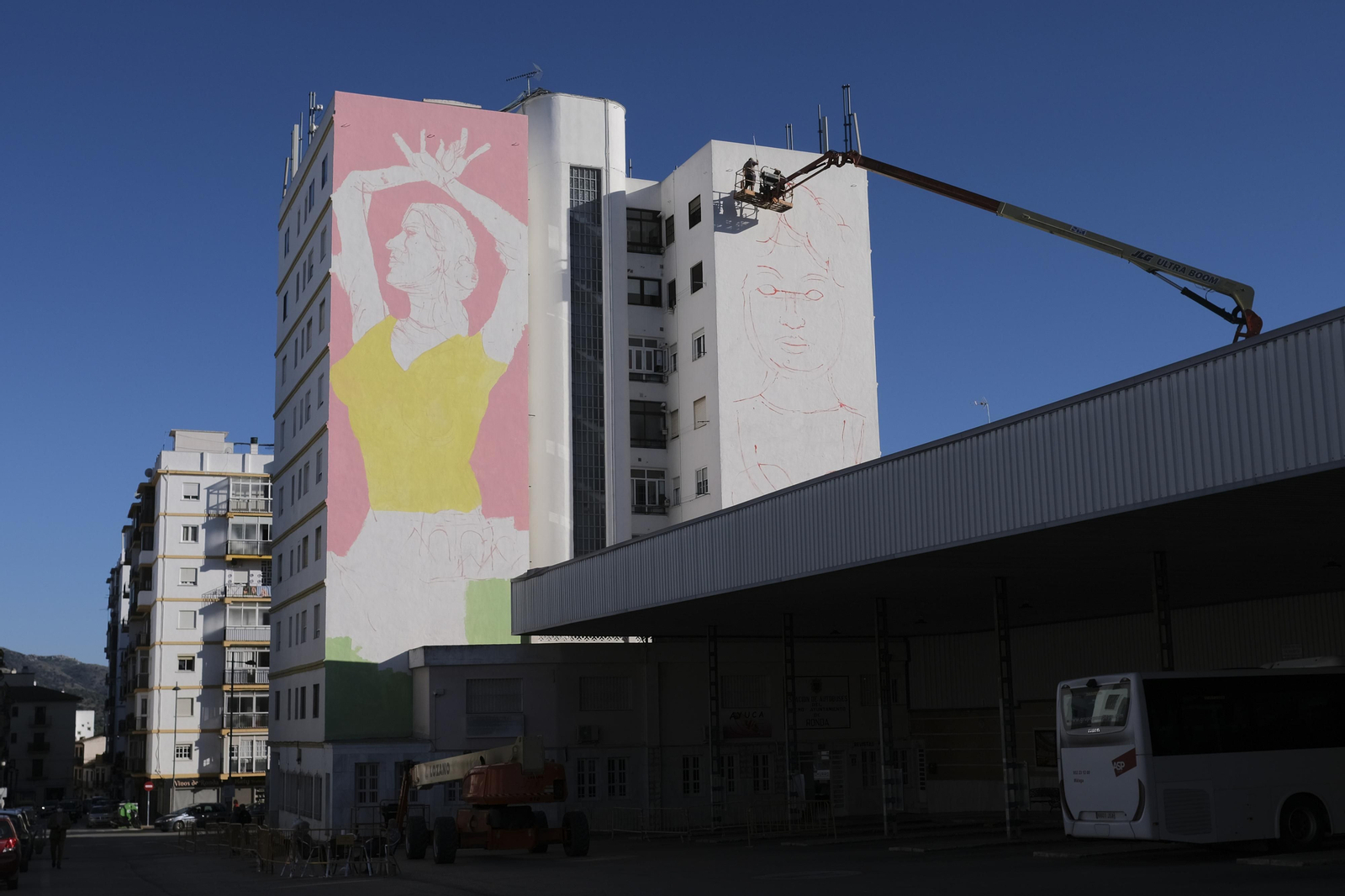 Primeras pinceladas de Okuda en los murales