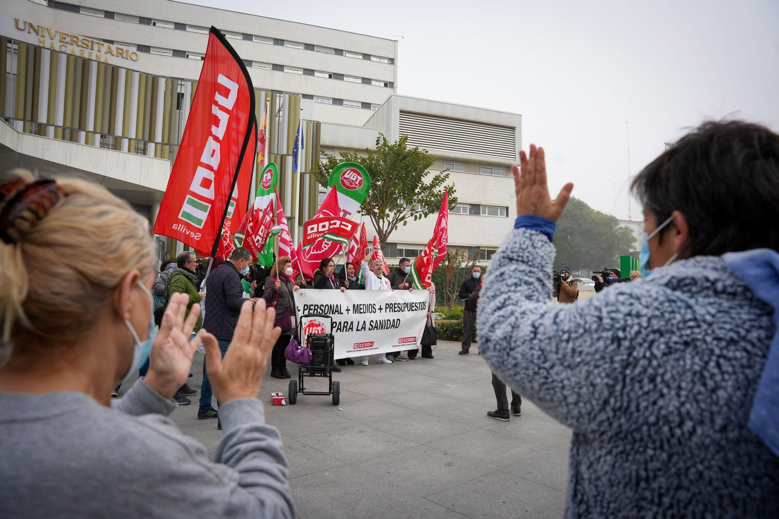 Concentración de los sindicatos frente a las puertas del Hospital  Virgen Macarena de Sevilla.