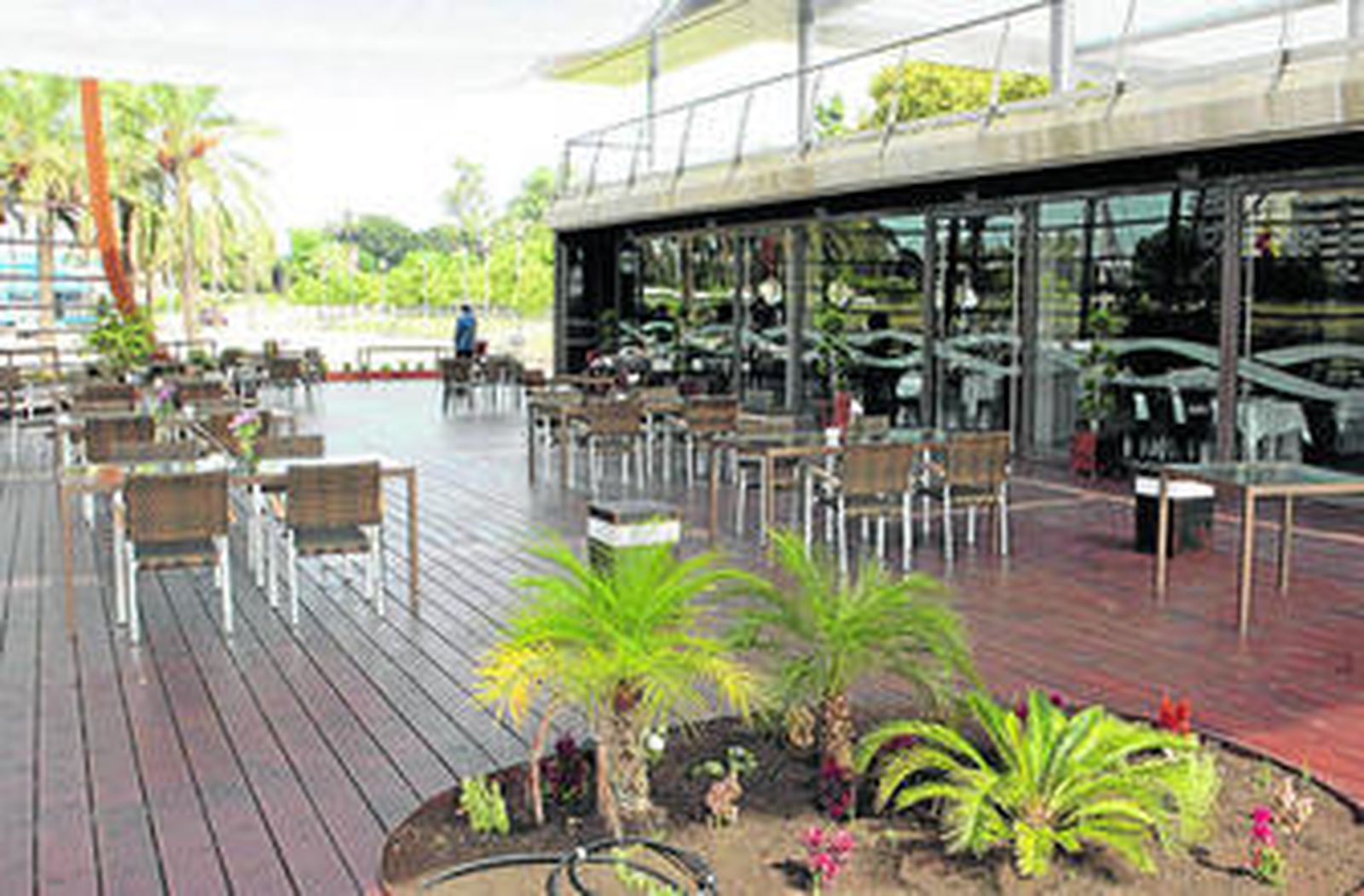 La terraza con vistas al muelle y al río Guadalquivir es uno de los mayores reclamos del restaurante.
